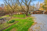 Fenced dog yard Beautiful setting Game room - B&B Gatlinburg