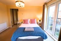 Addlestone Stylish Four Bedroom Townhouse - Chambres d’hôtes