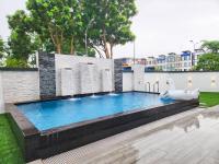 Desa Tebrau -- Poolside Paradise - 4BR4B - 12pax by Cowidea - Bed and Breakfast