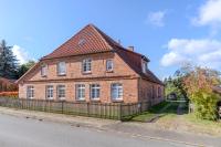 Ferienwohnung - 2EZ 1DZ - 2 Bäder - ruhig gelegen - Garten, Küche, WLAN, Parken, Self-Check-in, Ventilator- nahe Schwerin Unesco - B&B