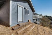 Water Views & Decks: Spacious La Grange Retreat - Chambres d'hôtes La Grange