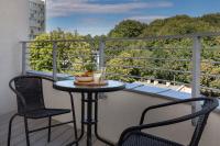 Sun Towers Apartment with Balcony & Parking by Noclegi Renters - Chambres d’hôtes