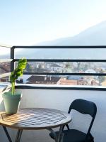 BUJTINA - Sunny Apartment with Balcony - Chambres d’hôtes Pejë