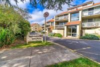 3BR Loft Apt 1min to Kingston Foreshore - Hosted by Canstay - B&B Kingston