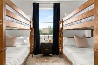 Designer Home with Hot Tub BBQ & Hill Views - B&B Driftwood