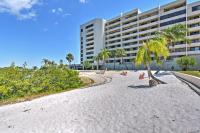 Scenic Balcony and Beach Access Hudson Condo - B&B