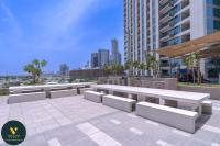 Vogue Vacation Homes, Downtown Views II with Easy Access to Dubai Mall Via a Climate Controlled Bridge, Three Bedroom Apartment plus kids room and Balcony with Burj Khalifa View - Chambres d'hôtes Dubaï