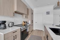 Bright Condo with Balcony & Free Parking - B&B Calgary