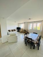 T4 Neuf et climatisé avec garage - Bed and Breakfast