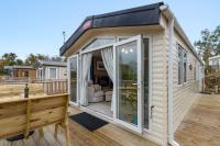 Lake View Holiday Home - Fishing Lakes - B&B