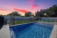 2 Miles to Beach Firepit Pool PuttPutt Cornhole - Bed and Breakfast Largo