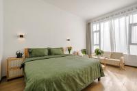 Habitación con cama grande y vistas al jardín