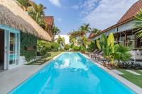 Villa Sukacita - Family Friendly 4BR Seminyak Eat Street 900m Walk To Beach - Chambres d'hôtes Seminyak