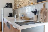 Appartement rénové, charme naturel et authenticité au cœur du village - Bed and Breakfast