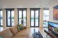 Central Brisbane 2BR Apt - Pool, Gym & Big Balcony M25 - Bed and Breakfast Brisbane