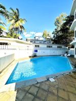 Modern 3 bed flat with pool - B&B