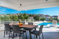 Villa Consido, a 3-Bedroom Retreat with sea views - Chambres d'hôtes Seget Vranjica