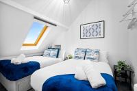 Luxury Apartment - Accommodates 4 - On Street Parking Available 2CR - B&B