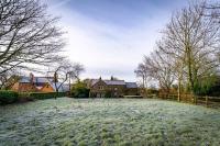 School House, cosy cottage for 12 with hot tub in the Peak District - Chambres d'hôtes Leek