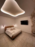 Zimmer mit Kingsize-Bett und Whirlpool