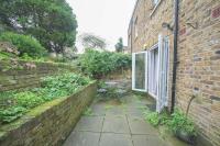 Modern 1BD Basement Flat Near Victoria Park London - B&B