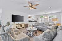 Luxury Beach House Steps from Pool and Short Walk to Private Beach Pavilion - B&B Destin