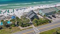 Luxury Beach House Steps from Pool and Short Walk to Private Beach Pavilion - B&B Destin