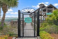 Luxury Beach House Steps from Pool and Short Walk to Private Beach Pavilion - B&B Destin