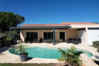 very pretty contemporary villa with pool located in Aureille in the alpilles, close to the center on foot. sleeps 4. - B&B Aureille