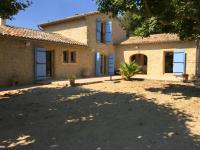 typical provencal bastide, built of local stones, in the luberon in cheval-blanc with secured pool and wifi -sleeps 6 people. - B&B