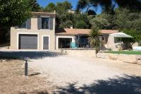 very beautiful villa with private pool in the luberon enjoying a magnificent view of the durance valley, located in puget – 10 people. - B&B