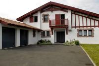 Maison basque moderne avec piscine chauffée et vue - B&B Azkaine