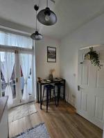 Balcony Flat in Victorian West Kensington Mansion - B&B London