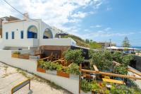 Beach House Kalamaki steps away from the beach - B&B Galatás