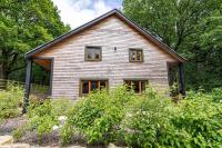 Errwood, woodland lodge with hot tubs for 14 - Chambres d'hôtes Oakamoor