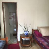 LE-ONIE's Petunia Room at City Center - B&B