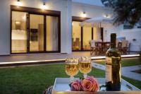 Chania Boutique Villa - steps from the beach - B&B Chionáto