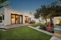 Chania Boutique Villa - steps from the beach - B&B Chionato