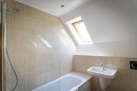 Norbury, woodland lodge with hot tub for 12 - Chambres d'hôtes Oakamoor