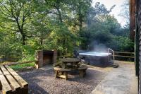Ellastone, woodland lodge with hot tub for 8 - Chambres d’hôtes Oakamoor