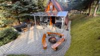 U Bogatki Glamping & SPA to klimatyczny, drewniany domek dla maksymalnie 7 osób z kąpielami i zabiegami termalnym SPA, położony, w lesie niedaleko Jeziora Rożnowskiego Gródek nad Dunajcem, idealny na relaks w otoczeniu natury - B&B