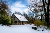 Denstone, woodland lodge with hot tub for 8 - Chambres d’hôtes Oakamoor