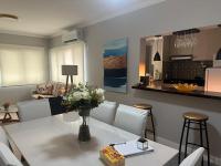 "Praia, Mar e Clima Ameno em um apartamento novo" - B&B