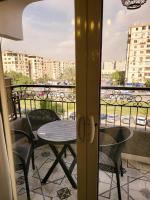 Entire 3BDR apartment at prime location with wifi and garden view near CAI airport - Chambres d'hôtes Le Caire