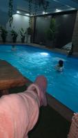 Zimmer mit Kingsize-Bett und Poolblick