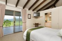 Queen Suite with Mountain View