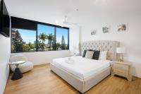 Circle on Cavill Canal Views Huge Apartment - B&B Gold Coast