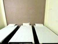 Lit Simple dans Dortoir pour Hommes