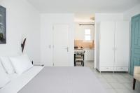 Estudio con vistas laterales al mar