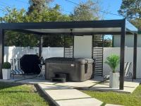 Brand New Tampa Oasis with Private Jacuzzi Retreat - B&B